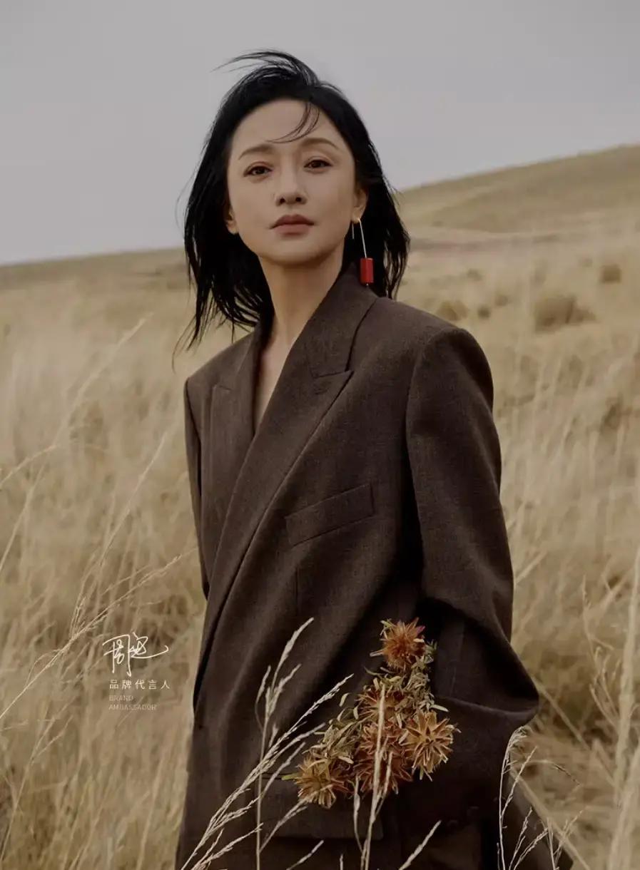 张曼玉出山带货，首周销量翻两倍老牌女神一露面，MO&CO天猫挤到卡顿。复古