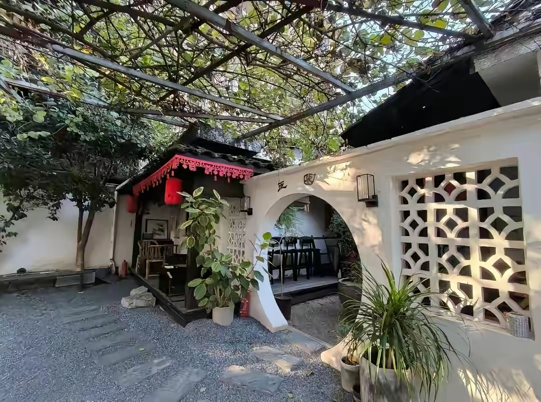 何晴逝世后小院子被曝光，让人震惊不是过于简陋，是，不见阳光，其实房子就该亮亮