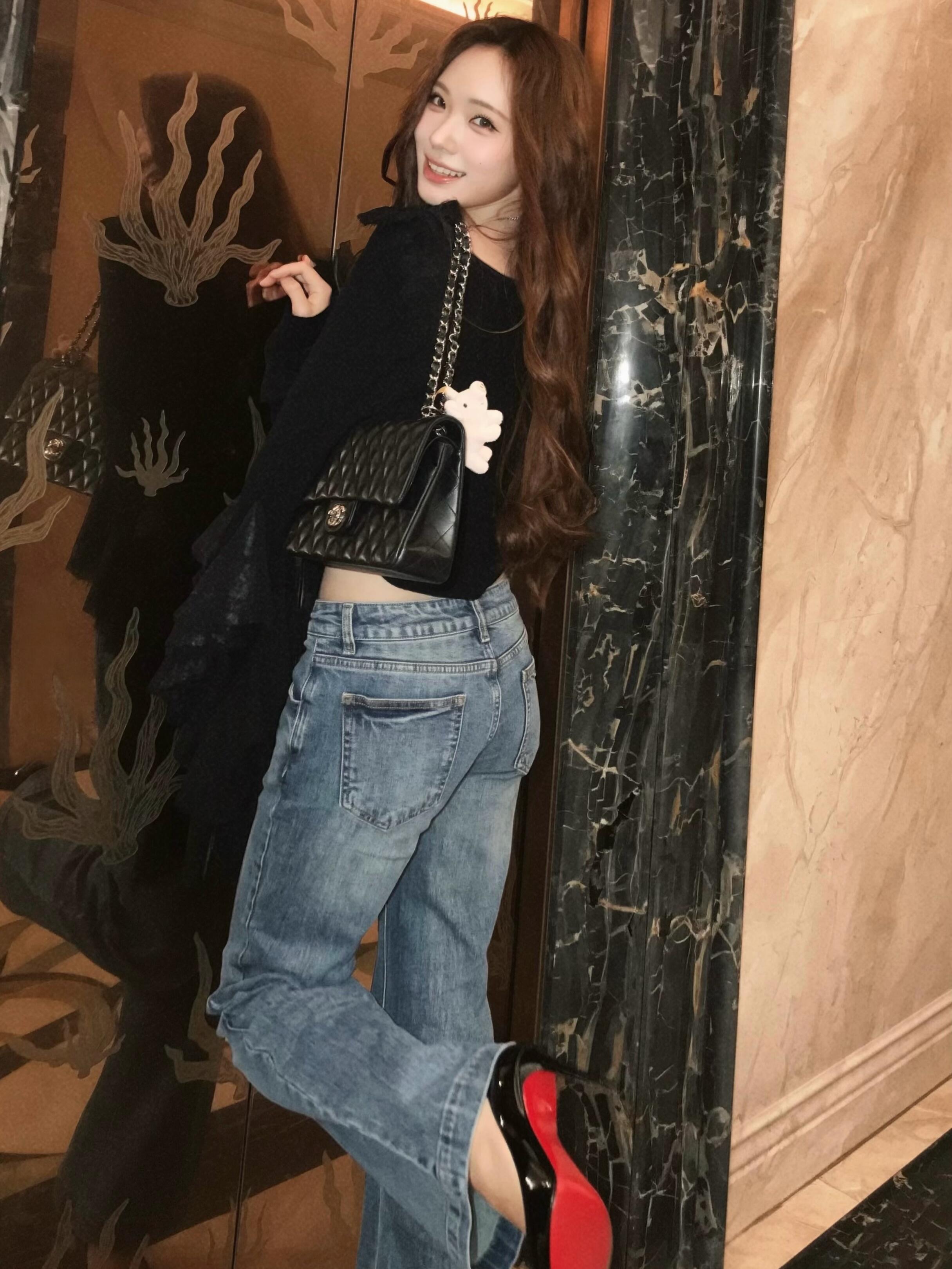 小S二女儿Lily晒照🤤OMG这也太辣了🥵…黑色蕾丝完全魅魔来的🤲#小S18岁二女儿轻熟风造型