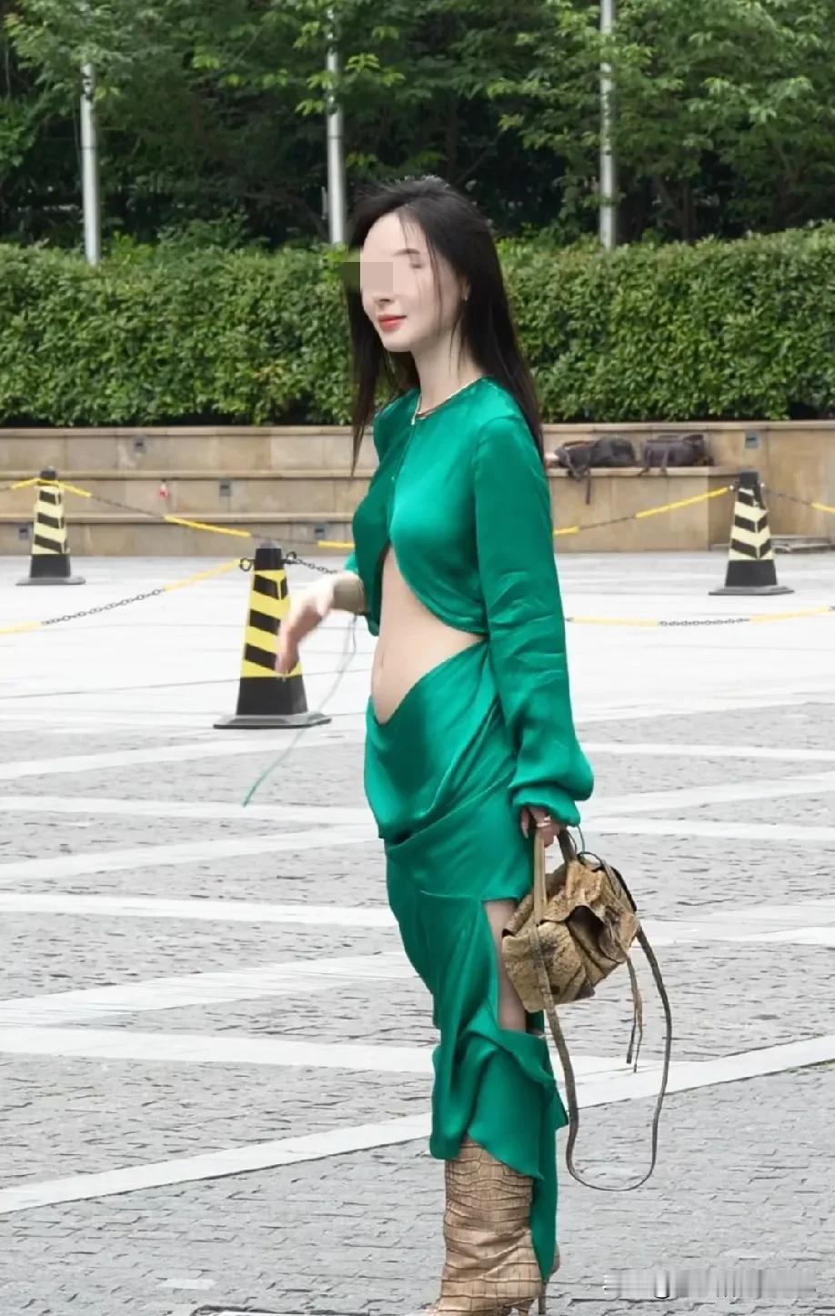 看到美女穿的这套衣服，造型相当奇特，让人忍不住想笑，不禁在心里发问：“丑到极致就