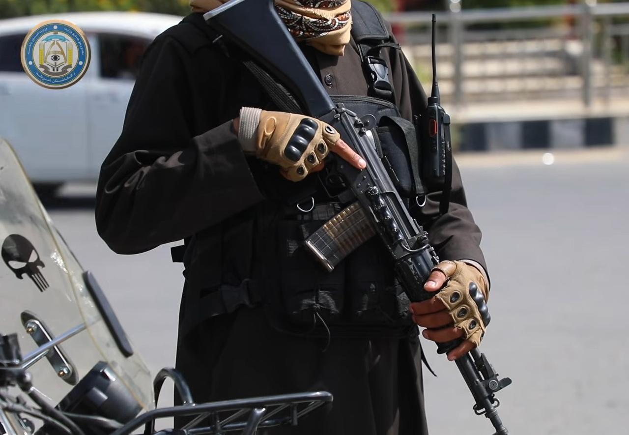 阿富汗塔利班武装部队手中首次出现印度造的“英萨斯”INSAS1B1步枪，这玩意