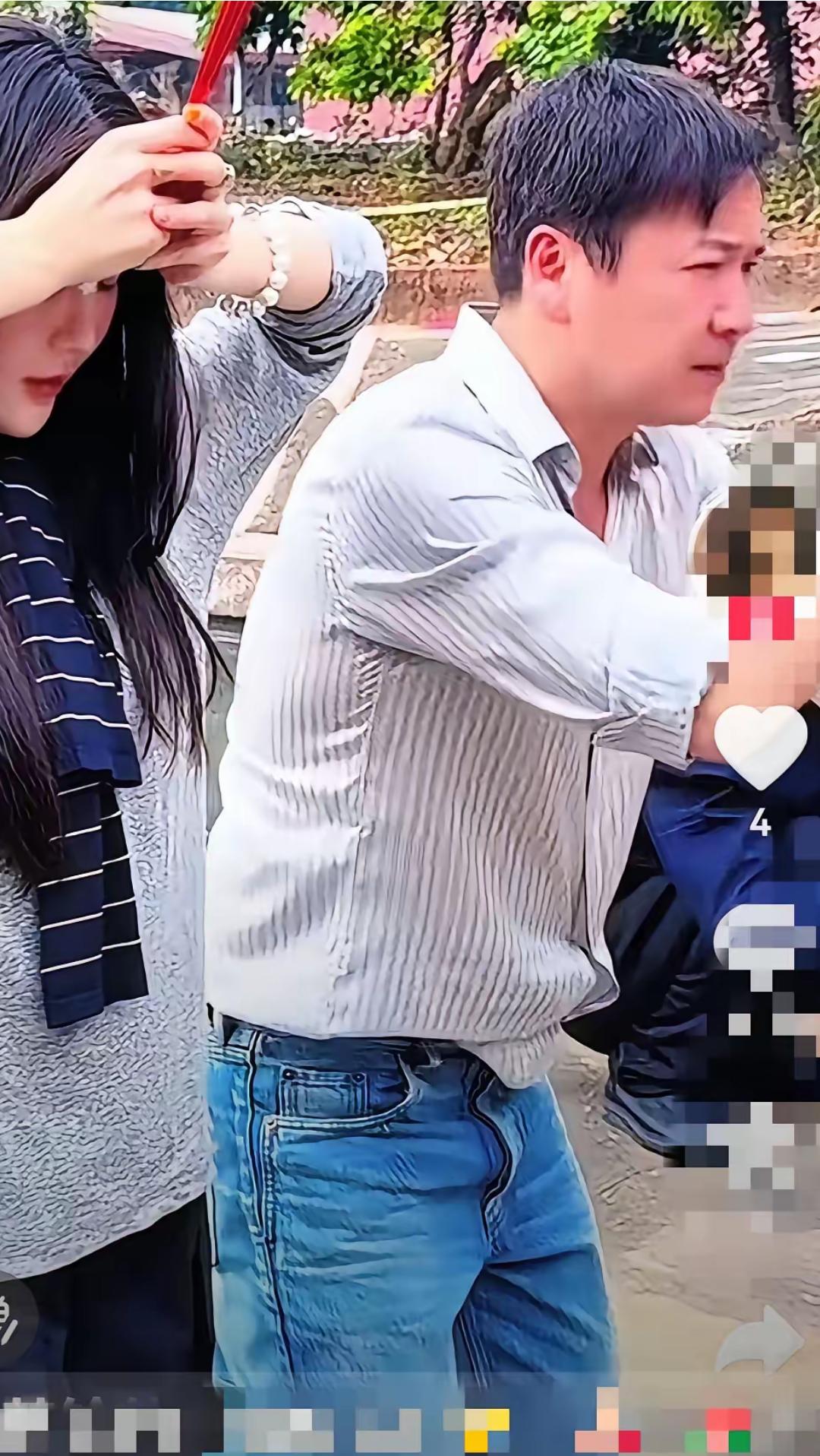 赖文峰带楚玲回福建晋江老家祭祖，当天阳光明媚，赖文峰穿了件条纹衬衫，搭配蓝色牛仔