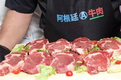 见了个搞阿根廷牛肉进口的代理商，问阿根廷卖给中国的牛肉为什么这么便宜？回答说以