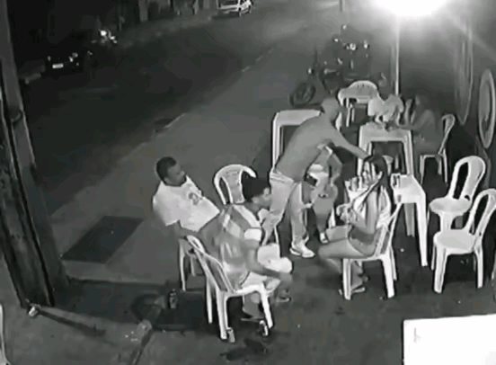 从老婆出门的那一刻起男人就起了疑心。变化始于三个多月前，老婆的化妆品精致了很多