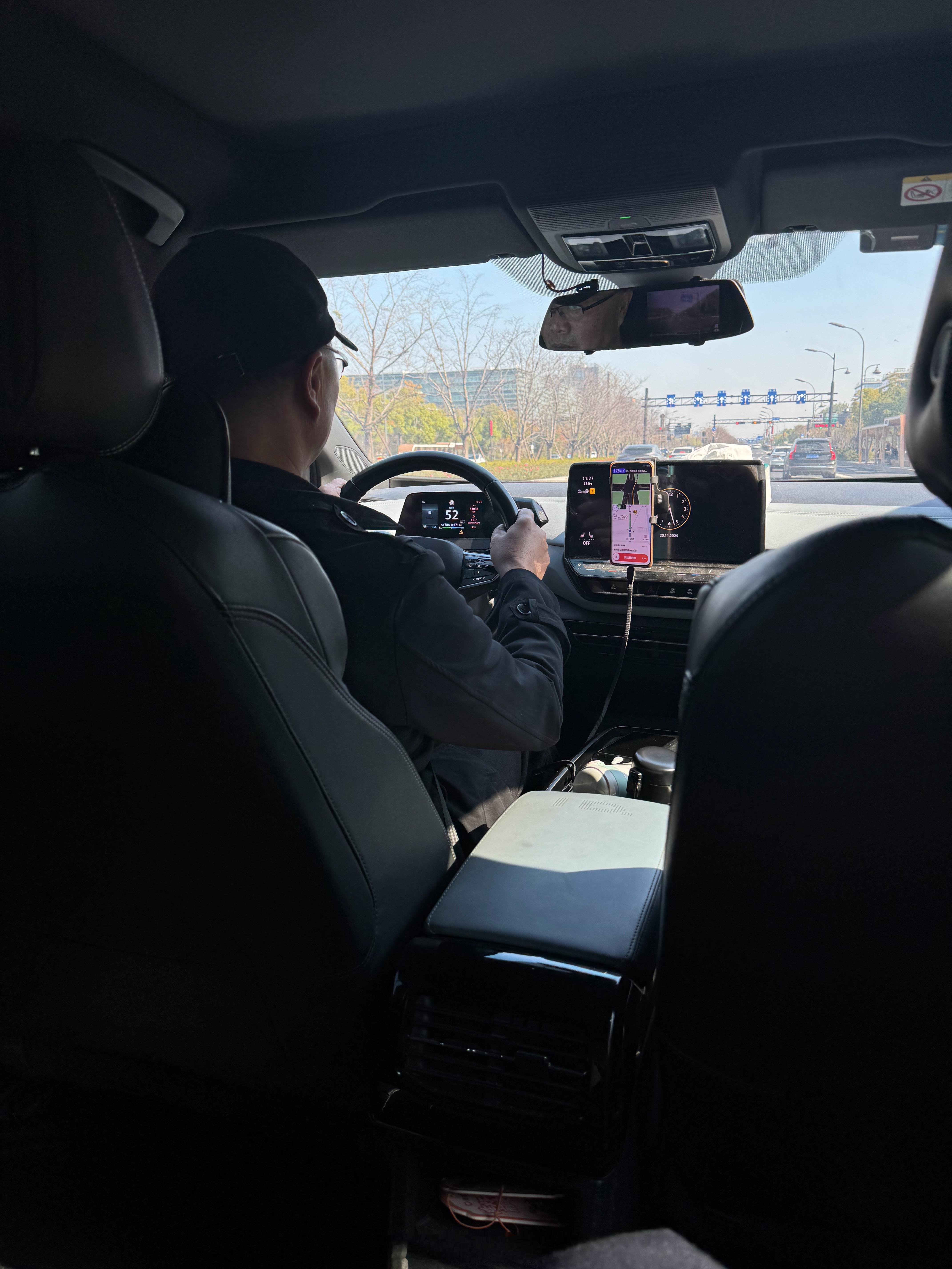 有一说一大众Id4x这个后排坐着是真难受内嵌座椅没问题，关键只把靠背内嵌了头枕顶