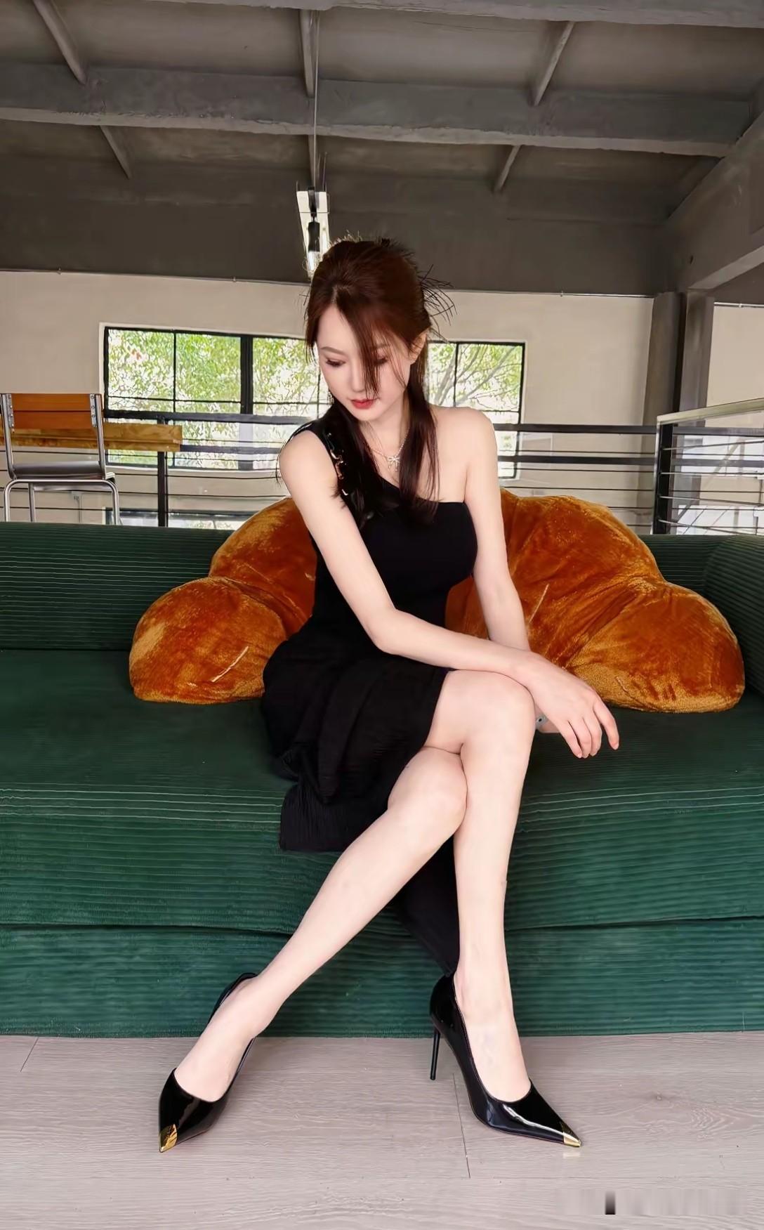 优雅黑裙搭配高跟鞋都市女性魅力尽显