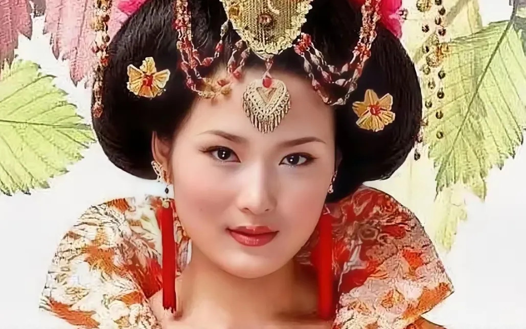 公元923年，皇后刘玉娘正准备午睡。忽然，一个衣衫褴褛的老头被侍卫带了进来，老头