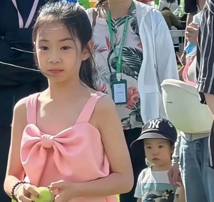 戚薇的女儿变化太大了！小时候的Lucky，简直就是“迷你版戚薇”，五官精致得像是