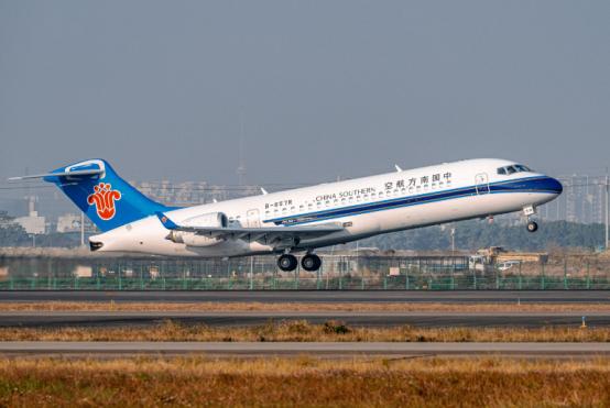 中国正式宣布了 2025年10月7日凌晨，深圳宝安国际机场的跑道上，盏盏地勤