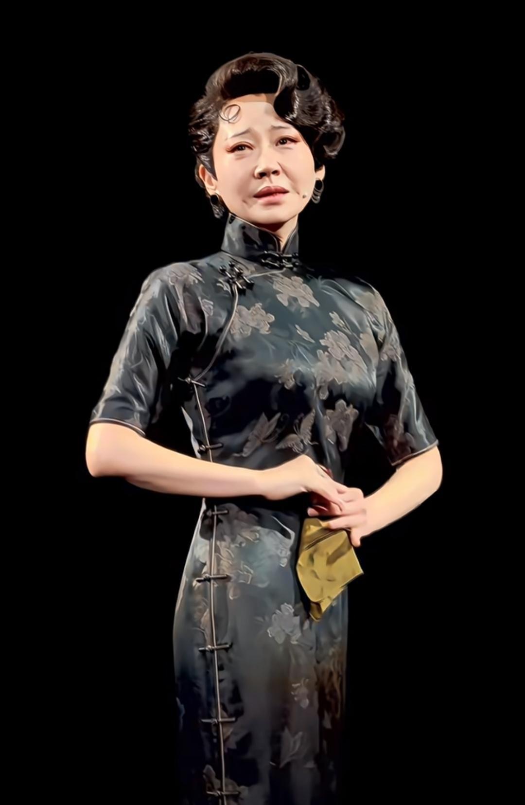 56岁许晴被拍到“断崖式衰老”？真相可能让所有人沉默。媒体镜头里，她面部皮肤