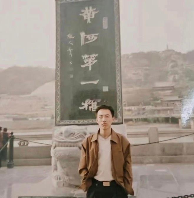 20年前，表情不服。20年后，表情服了。