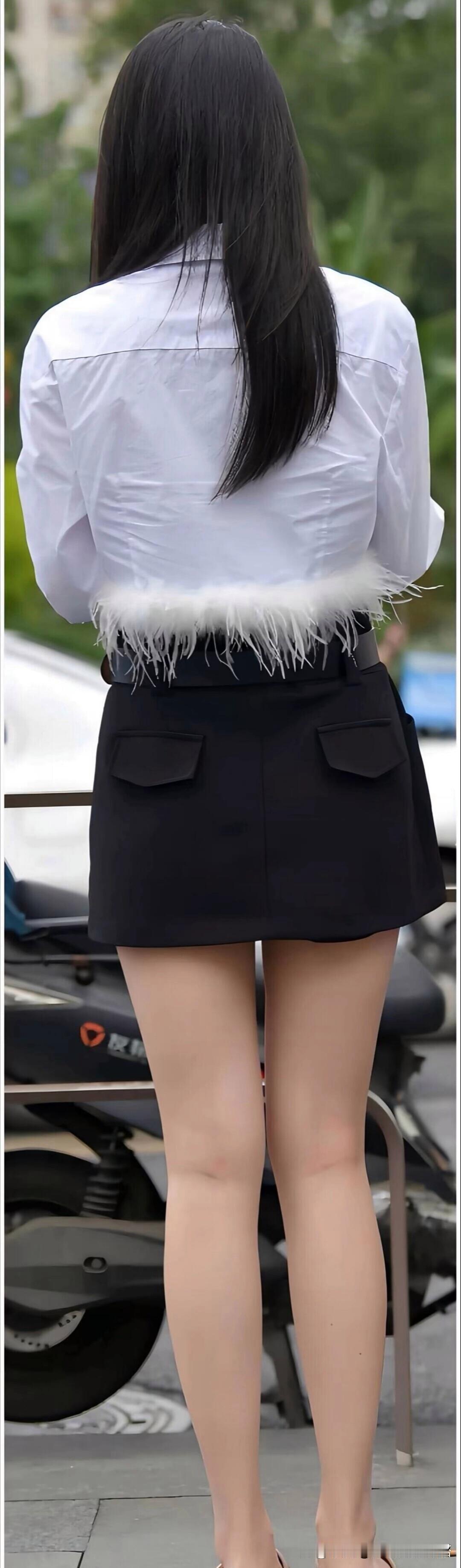 夏日穿白色衬衫+黑色短裙，确实简约又时尚，但想穿好可不容易。我之前就踩过不少坑，