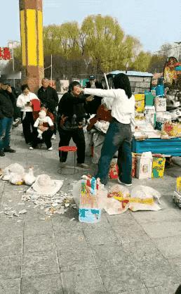 街头闹剧！女子撒泼躺地想讹人，大妈一句话不说直接赢麻了街上一大妈摆摊做点小