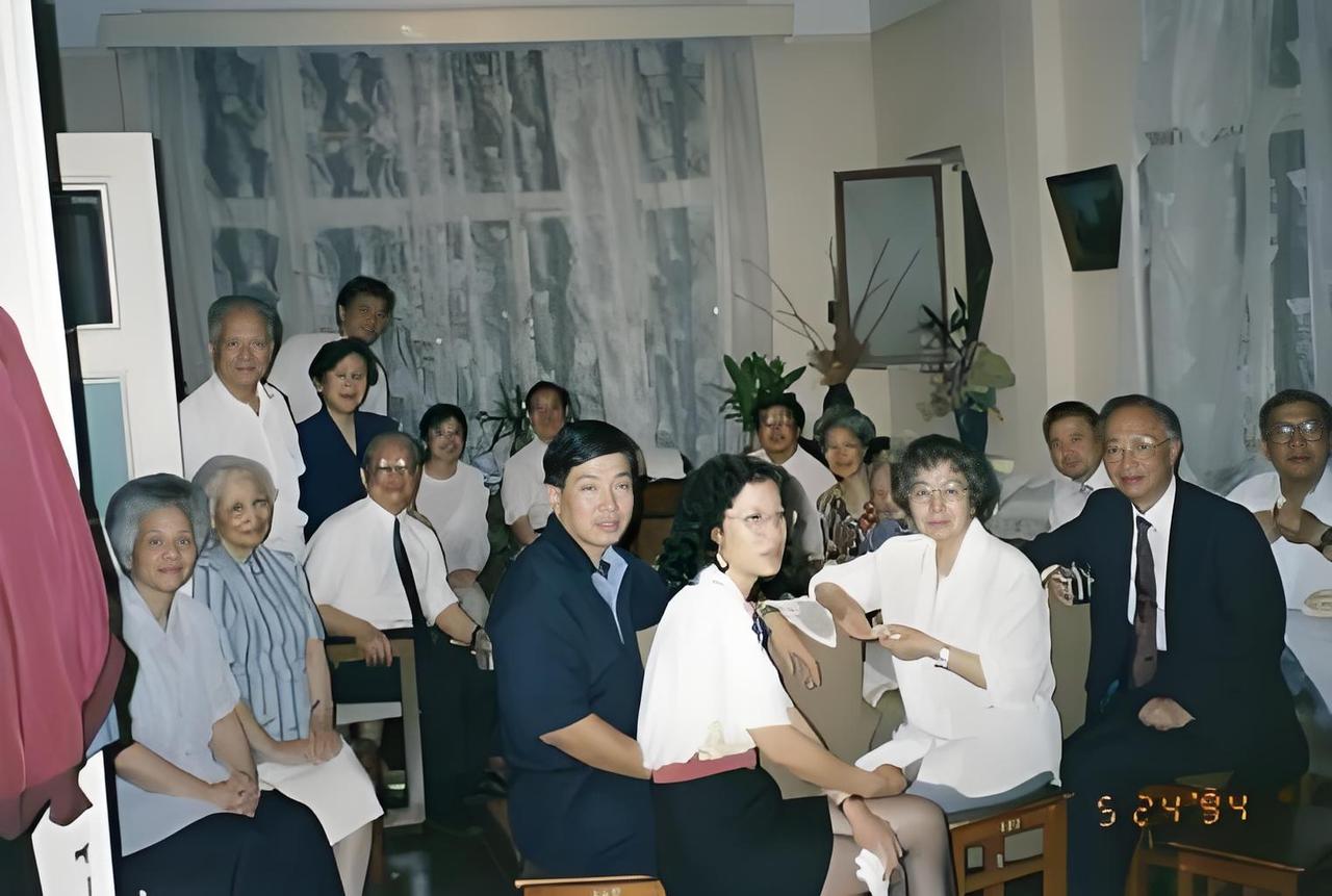 1994年，吴石将军的骨灰安放仪式后，何、吴两家人组织聚会，一张温馨合影。望着镜