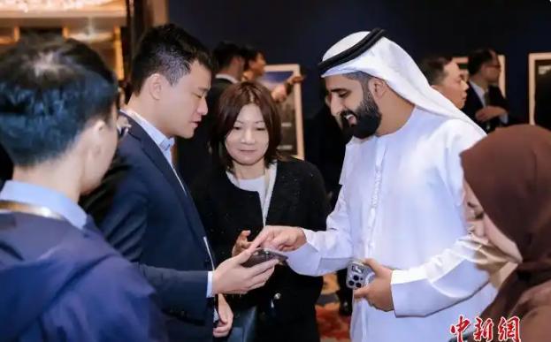 阿联酋公然背叛美国？已经和中国谈妥了。这年头，国家之间谈合作，哪有什么绝对的