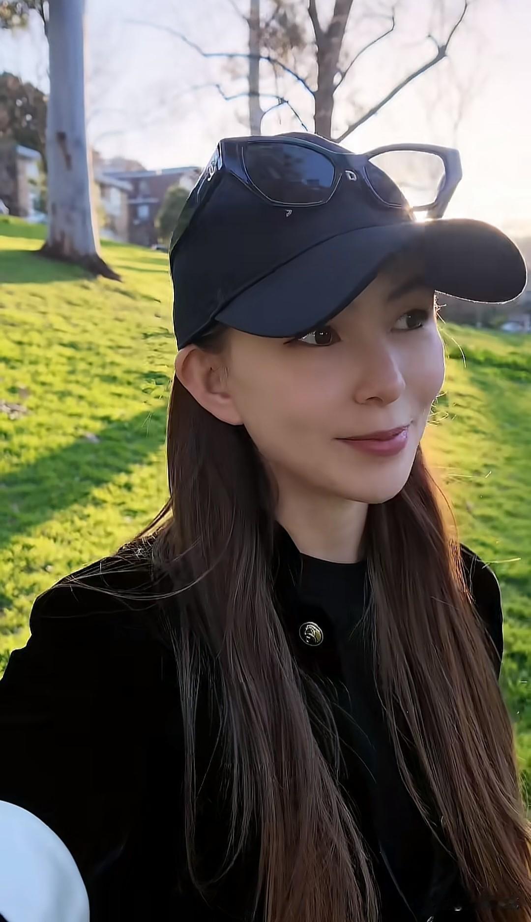 昆凌晒出在墨尔本带两个女儿逛公园晒太阳的日常。11岁的海瑟薇个子真的好高，目测快