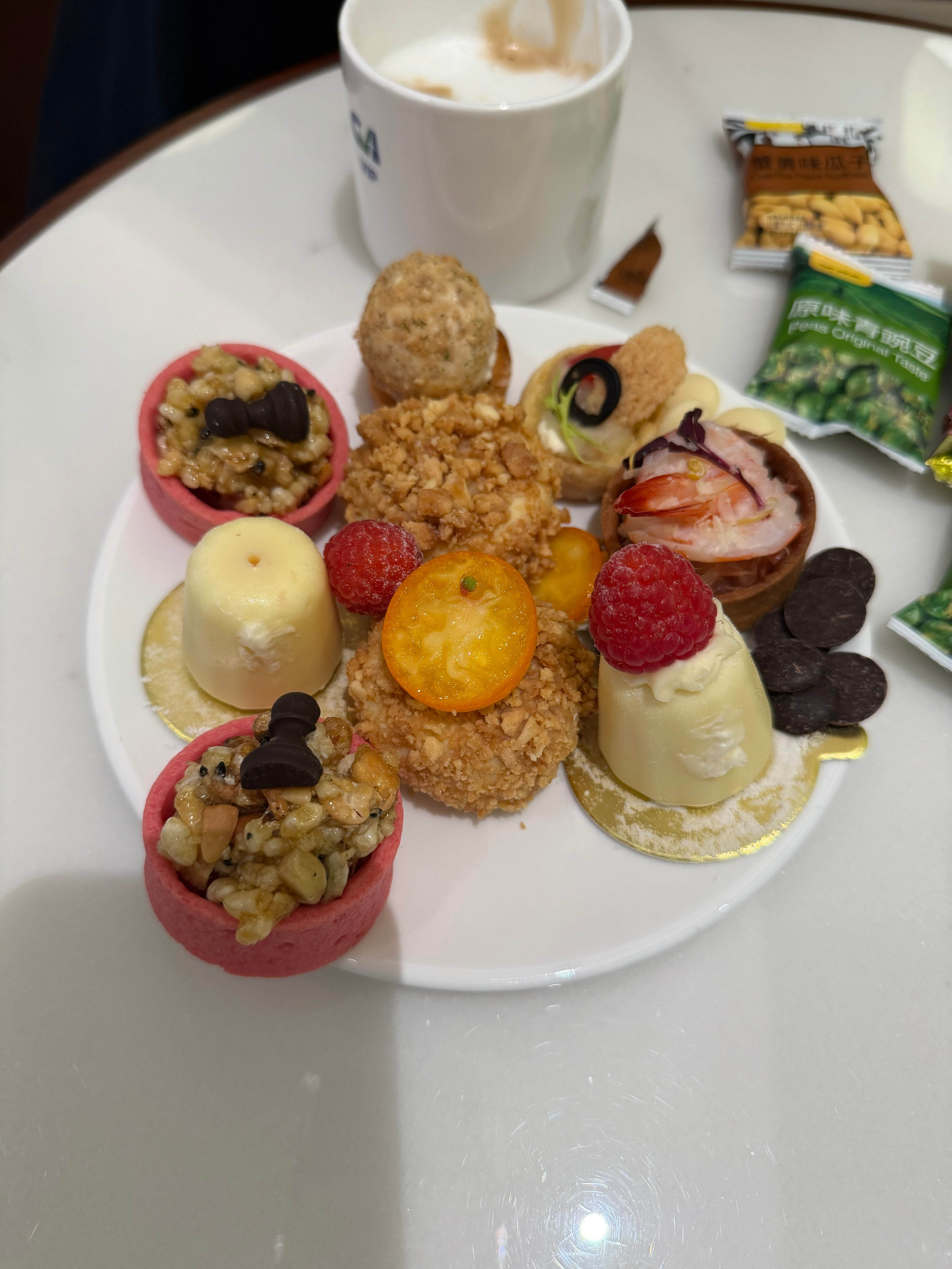 中午去了个重庆商场，全是人，全在消费要不说成都重庆人会生活，机场贵宾厅都是两舱标