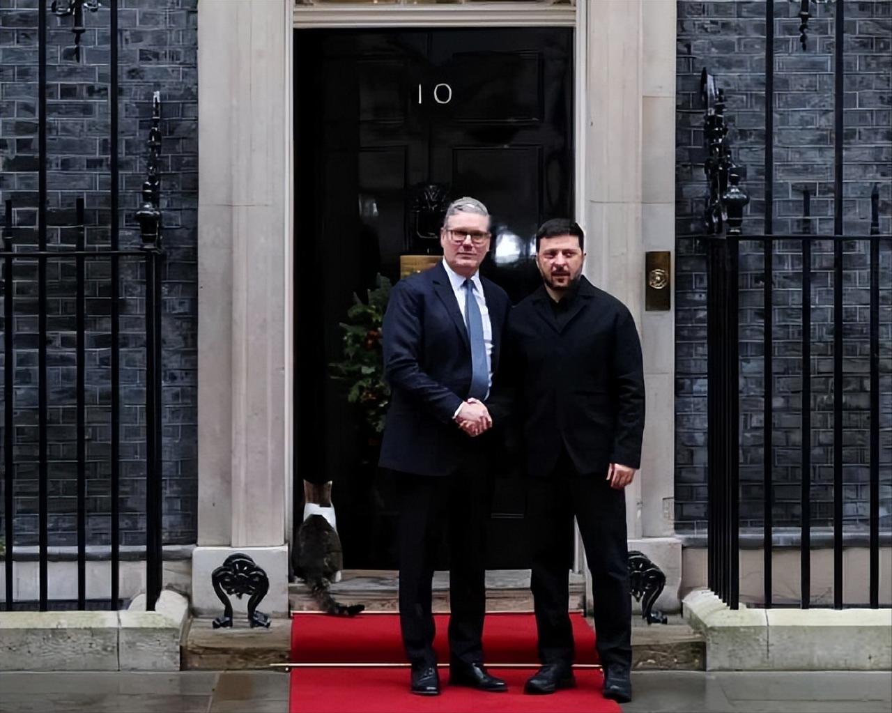 12月8日，马克龙抵达英国，和英国首相斯塔默会晤！马克龙离开北京后，再次出国访