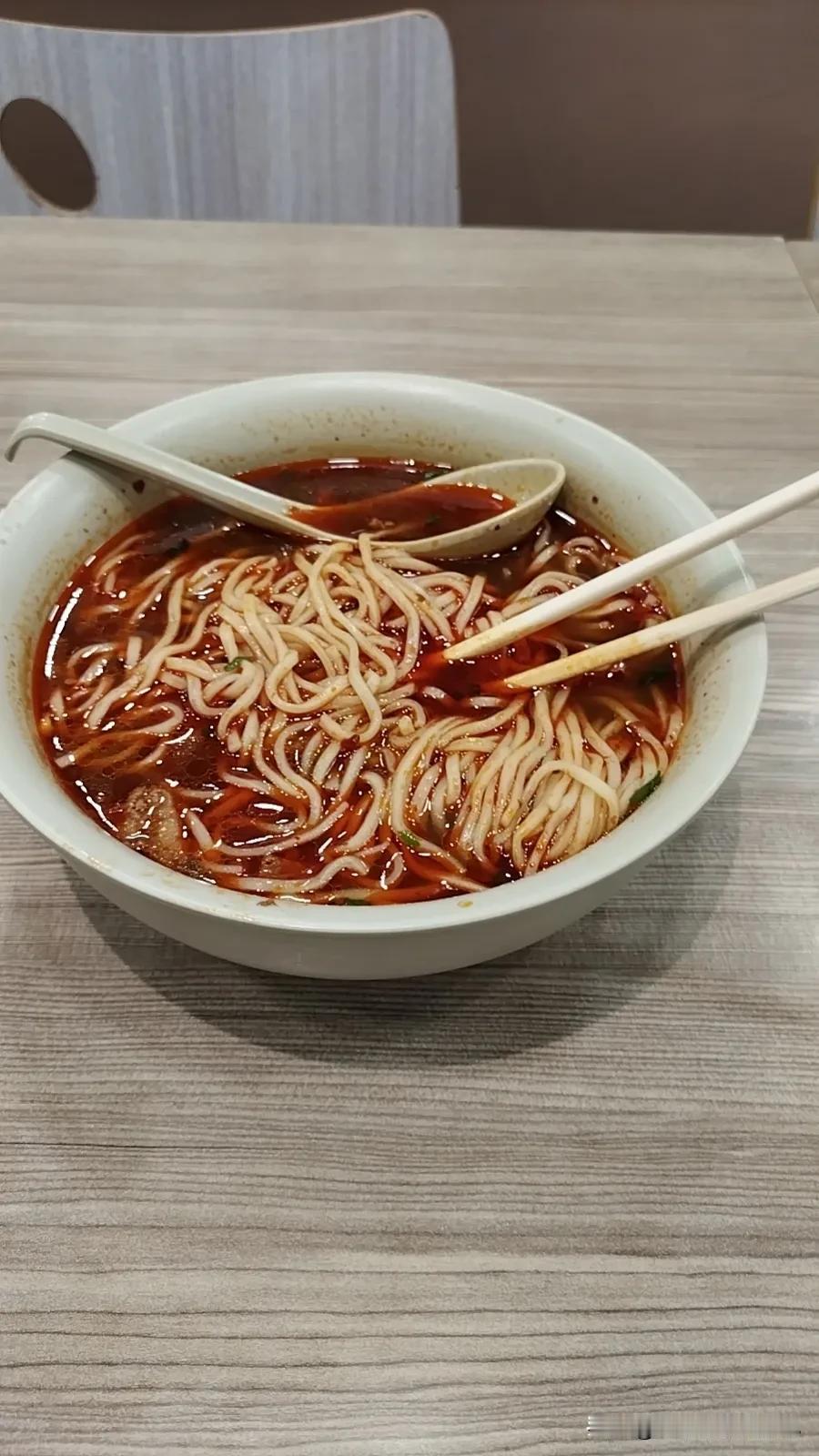 今天晚上吃撑到了。晚上突然想吃牛肉面了，六点多去家附近的李先生牛肉面大王花22