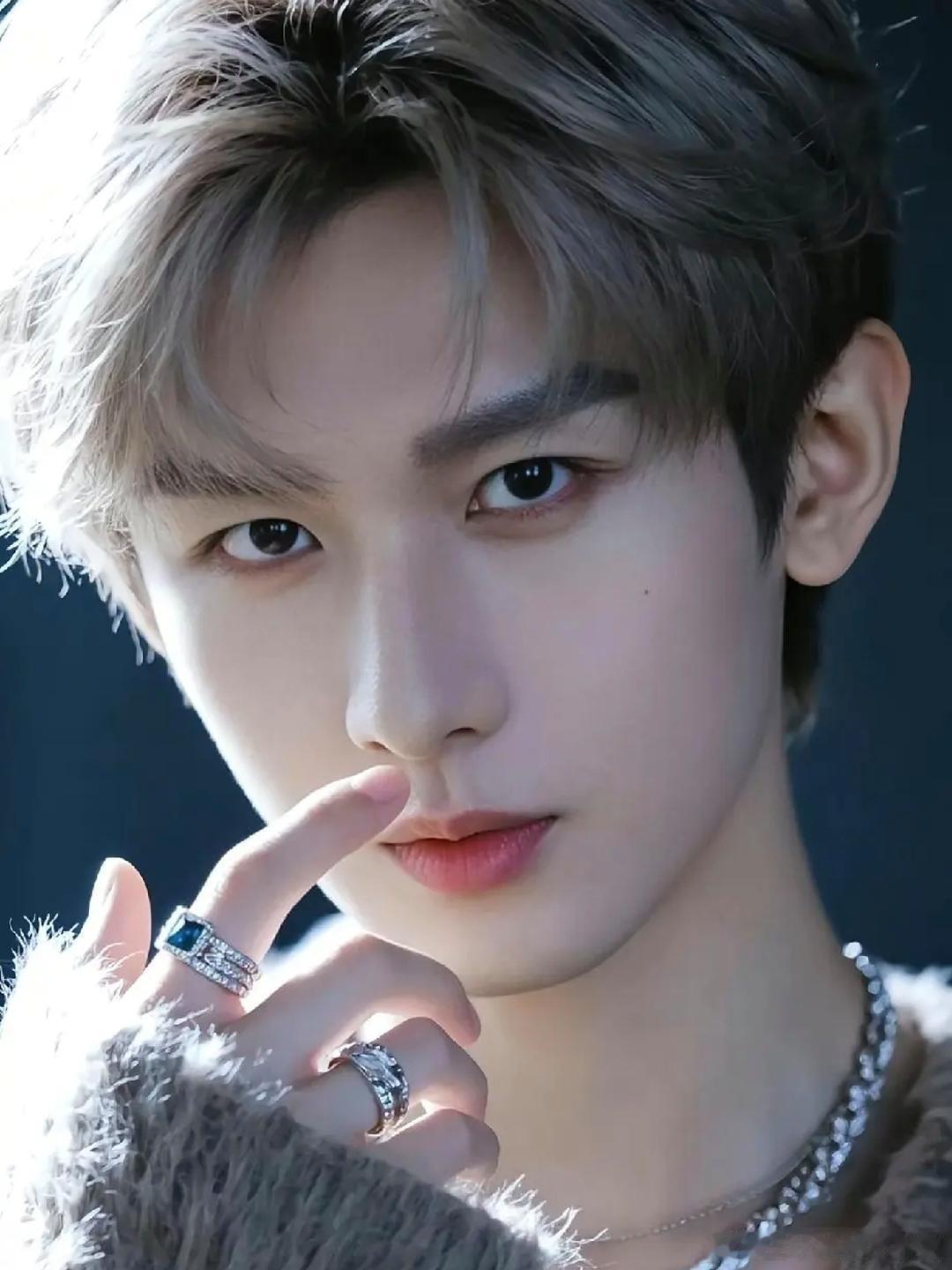 1.网上关于肖战和成毅粉丝之间的争议讨论较多，但两位艺人本人并没有公开回应相关话