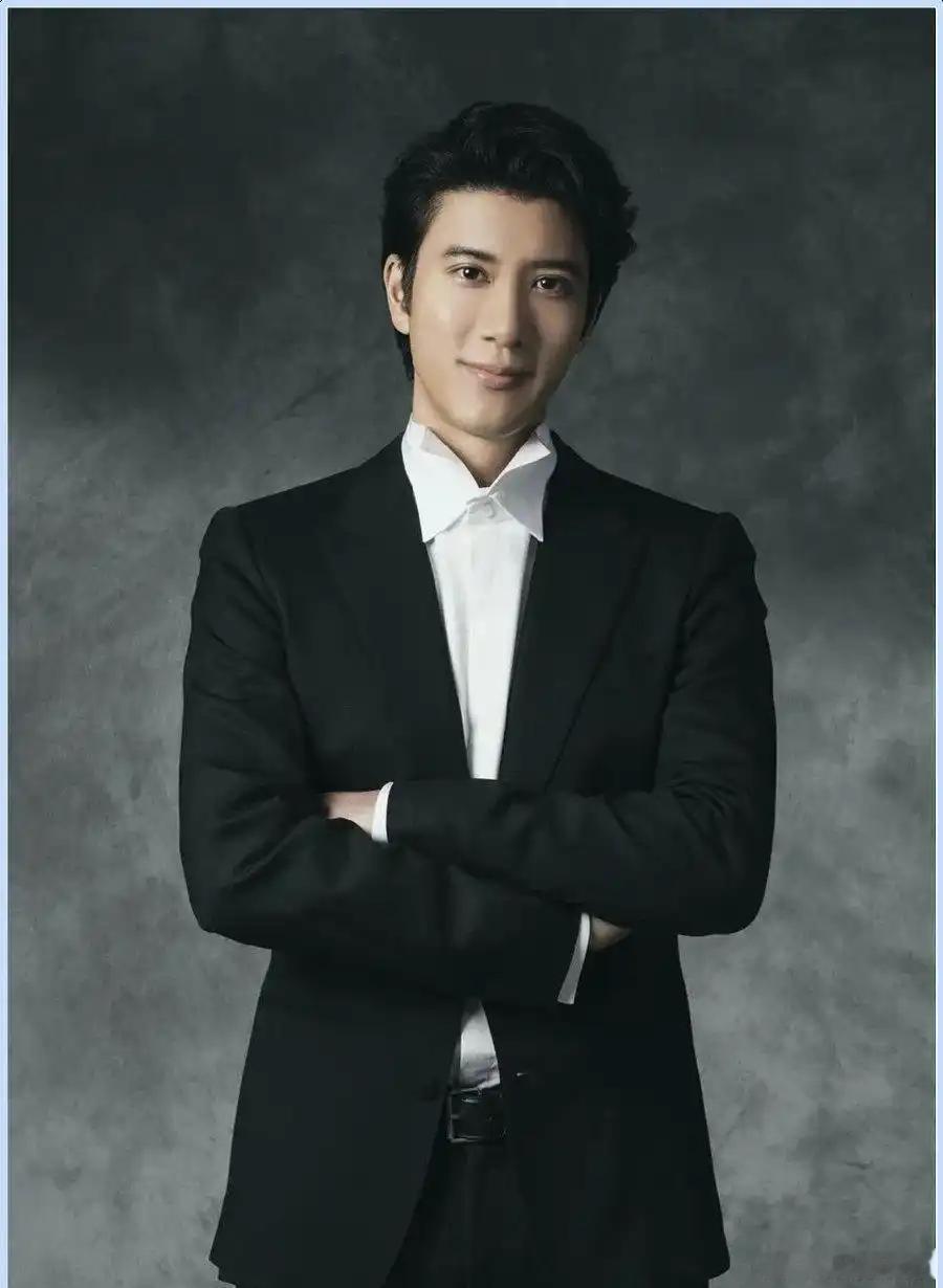 49岁王力宏晒18岁侄女合照，两人像双胞胎一样，这基因开挂了吧？​
