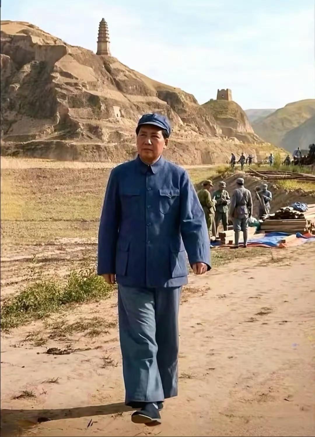 毛主席在延安，这张照片拍的好，还可以看到老延安的历史原貌！​​​