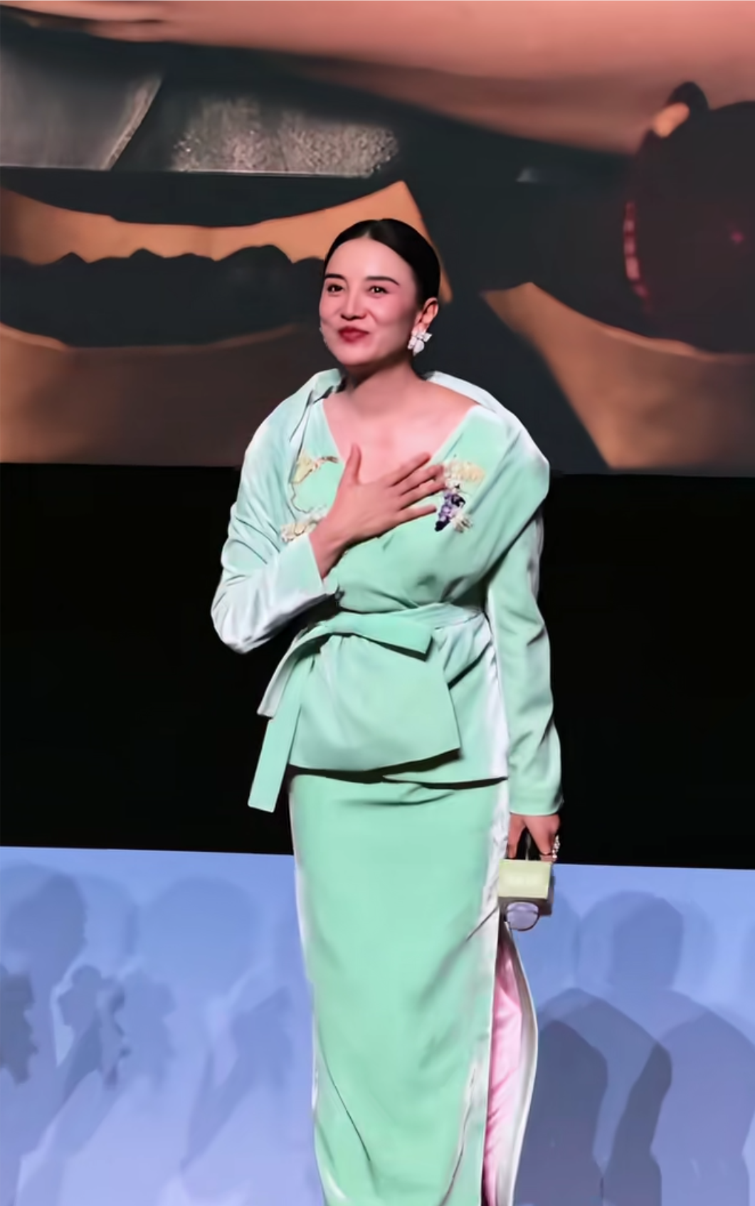 宋佳出席上海活动，穿着一身绿色裙惊艳亮相，高挑的身材，红光满面，扎着低丸子头，一对蝴蝶形耳环，显得她