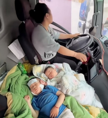 “这个女人疯了！”近日爆出，货车女司机离婚带俩娃，为了养孩子贷款买货车，让孩子睡