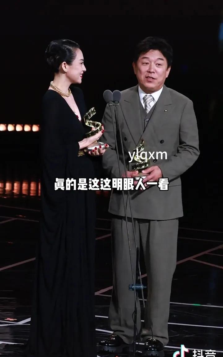 黄渤与章子怡一同现身，黄渤胖了，脸整整大了一圈。章子怡这么多年几乎没什么变化，不