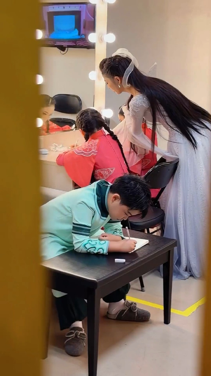 佟丽娅给小酒窝朵朵听写佟丽娅给小酒窝朵朵听写、辅导作业，谁来了都得辅导孩子作业