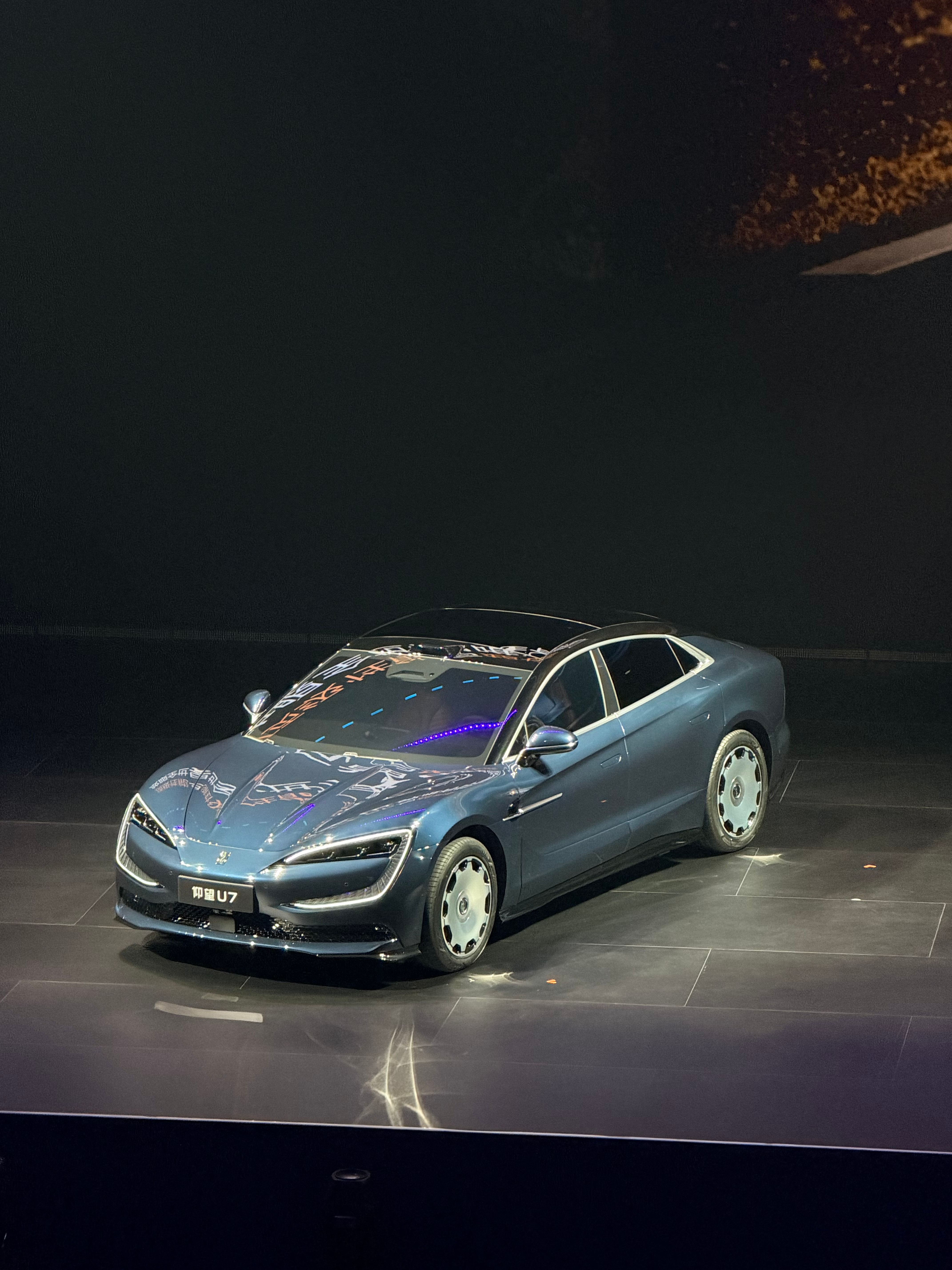 比亚迪闪充充饱只用9分钟随着新技术的落地，仰望旗下三款车型也迎来了重要更新。仰望