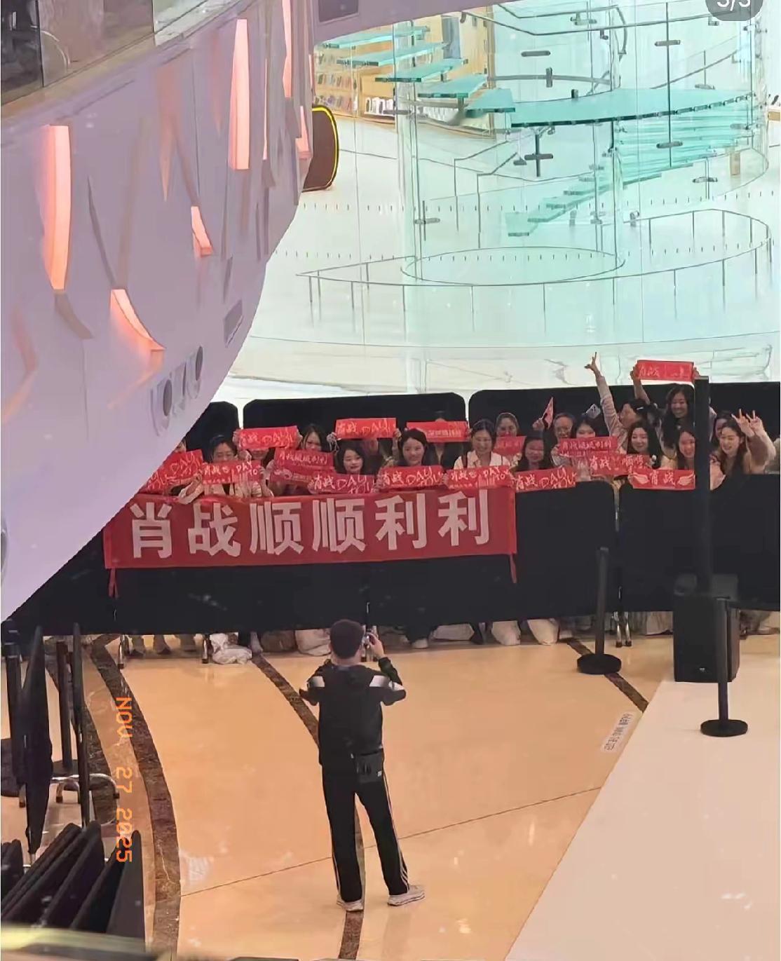 肖战TODS双场地行程引爆期待！粉丝通宵排队占座民宿偶遇他做桃桃罐头太暖心