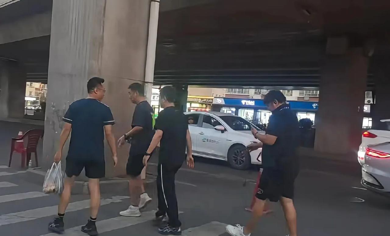 男队教练扎堆到新疆刘恒、孙逊和志强教练都来新疆了，王皓来的更早，男队教练齐了。
