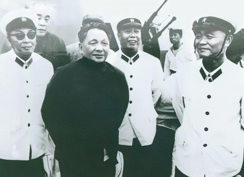 邓小平身边这位海军军官是谁？这是1979年邓小平视察海军时，和海军第一政委、开国