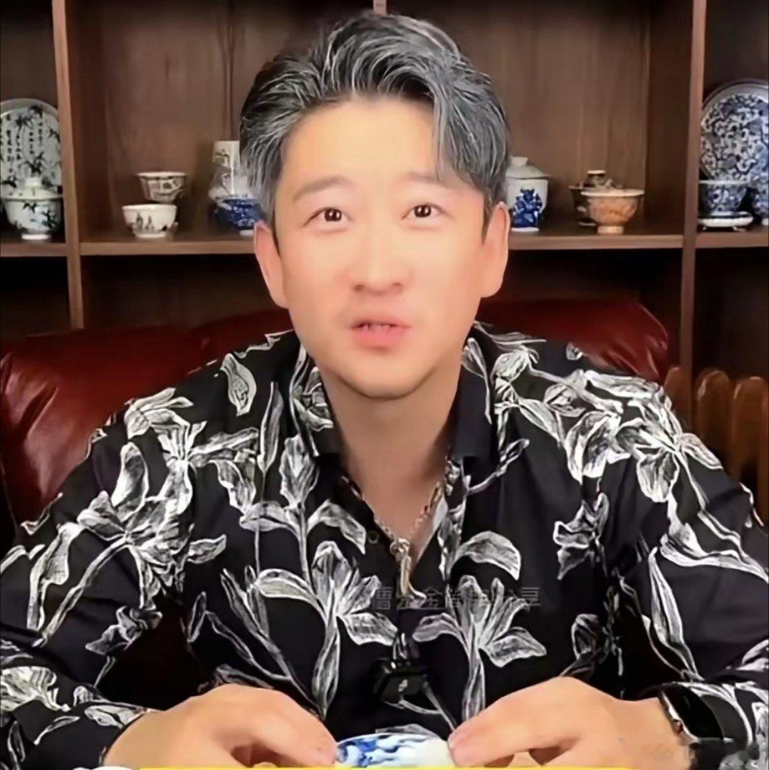 如今曹云金的生活状态，早已和从前截然不同。据听云轩内部消息透露，他每个月一睁眼，