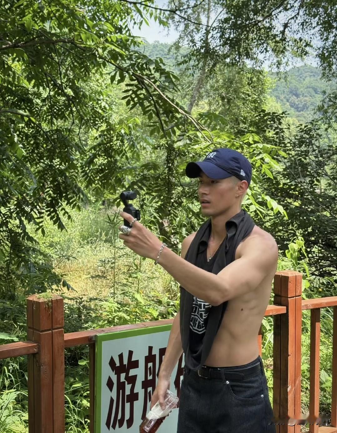 米卡脖子上挂得可不是毛巾，而是一件穿脱自如的无袖背心。穿衣显瘦，脱衣显肉，让人肾