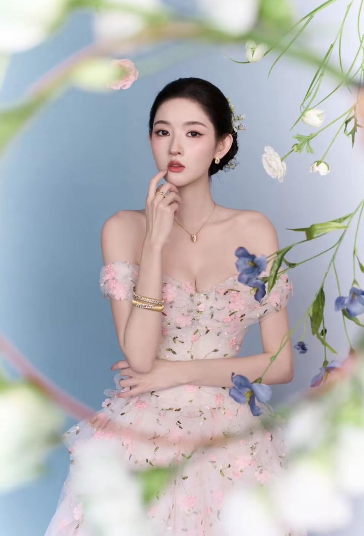 王玉雯的温柔，是风、花与春日共同书写的诗[比心]王玉雯的镜头里，藏着一整个春天的