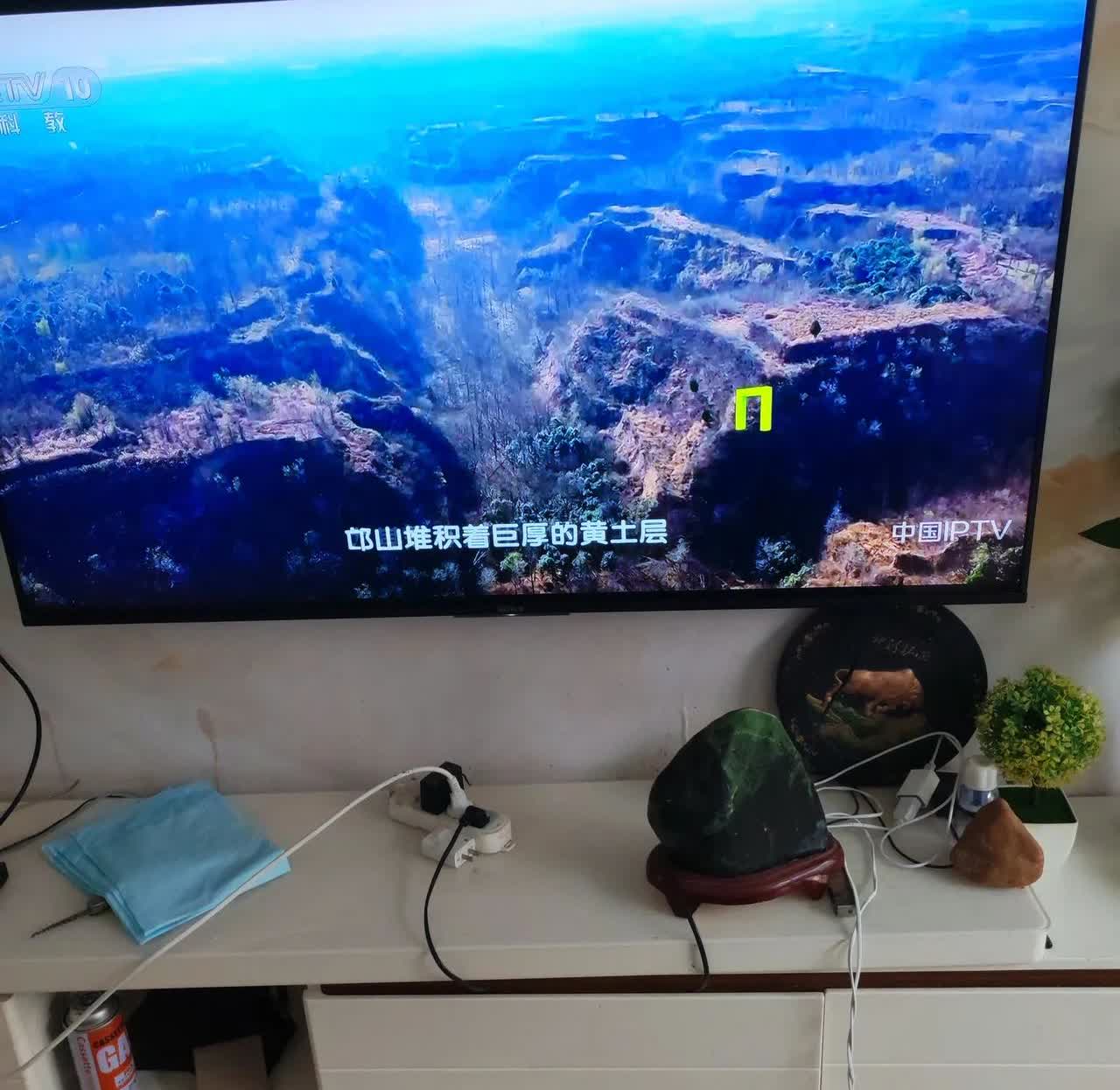 是的，电视每天必开。患有老年痴呆的父亲已经进入失智失能阶段。每天把他抱到