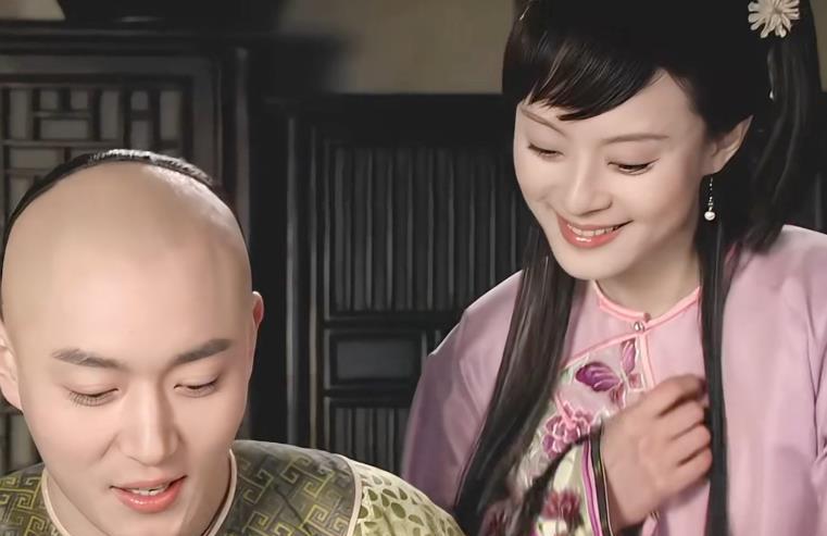 康熙皇十七子、雍正十七弟允礼，也就是《甄嬛传》中和孝圣宪皇后钮祜禄氏甄嬛有暧昧关