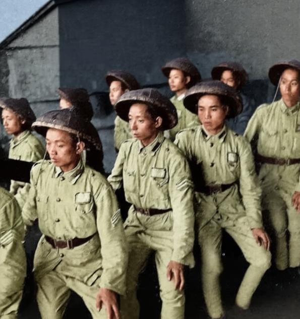 这是一张，定格了重庆大轰炸时期消防员在防空洞内待命的紧张瞬间。年轻的消防员们身