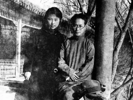 1949年，沈从文喝下煤油割腕自尽，被送往医院，他想拉妻子的手，妻子却甩开了。后