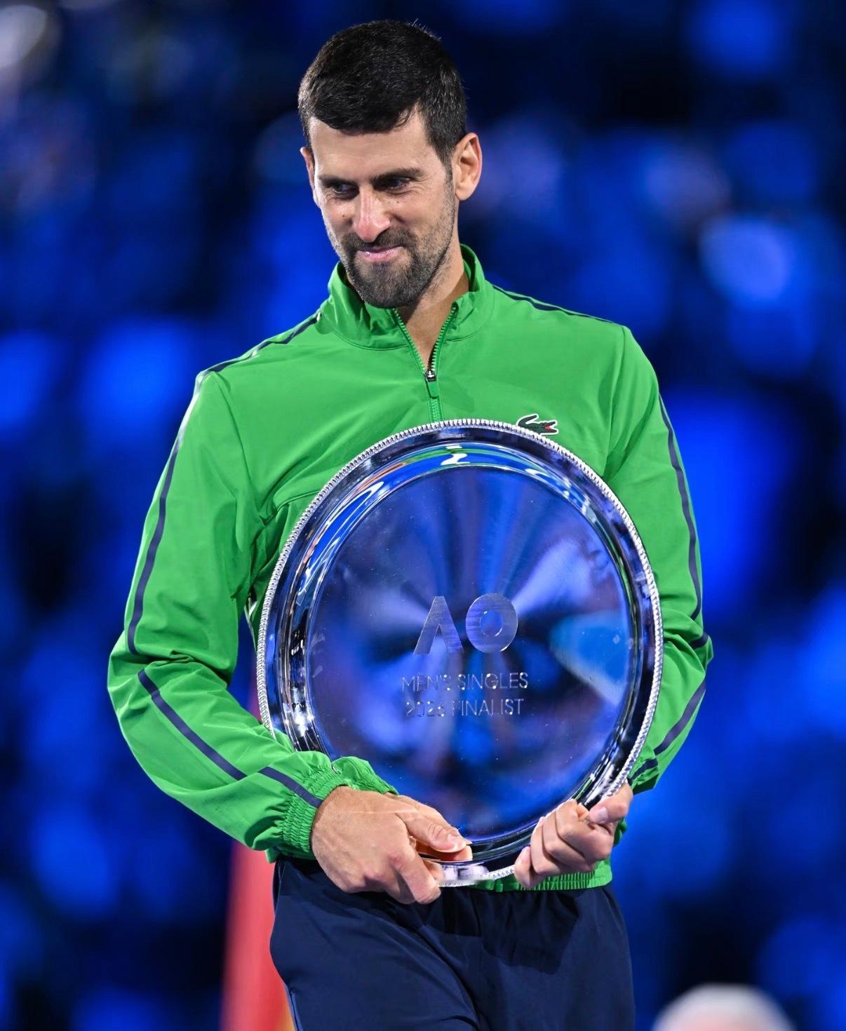 德约今天拿到职业生涯唯一的一个澳网盘子(10冠1亚)，让我想起以前张怡宁跟女儿讲