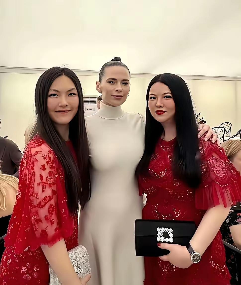 李湘带娃太“用力”？王诗龄的衣服该减减龄了李湘带王诗龄出席活动的照片又引发