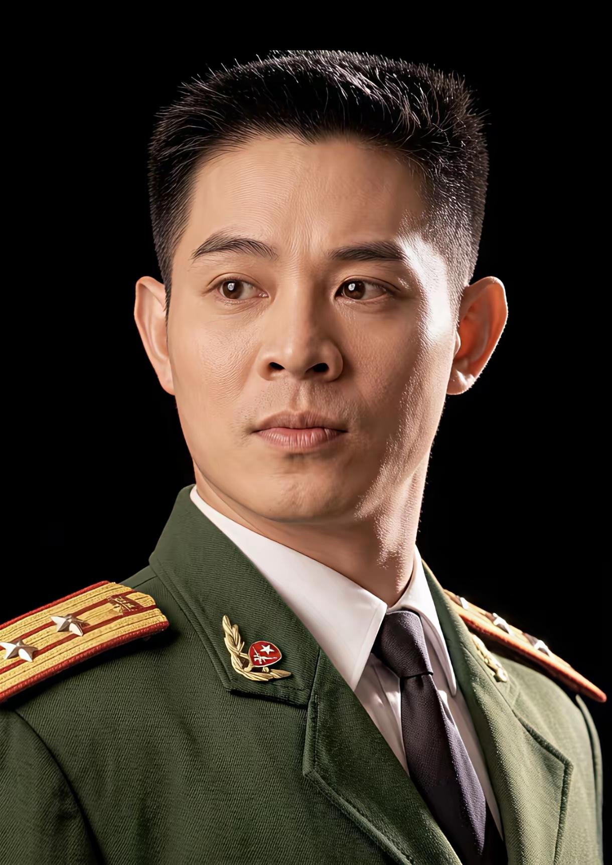 我发现在娱乐圈的演员中能够把军装穿出最具有军人气质的演员，李连杰是最具备这个特质