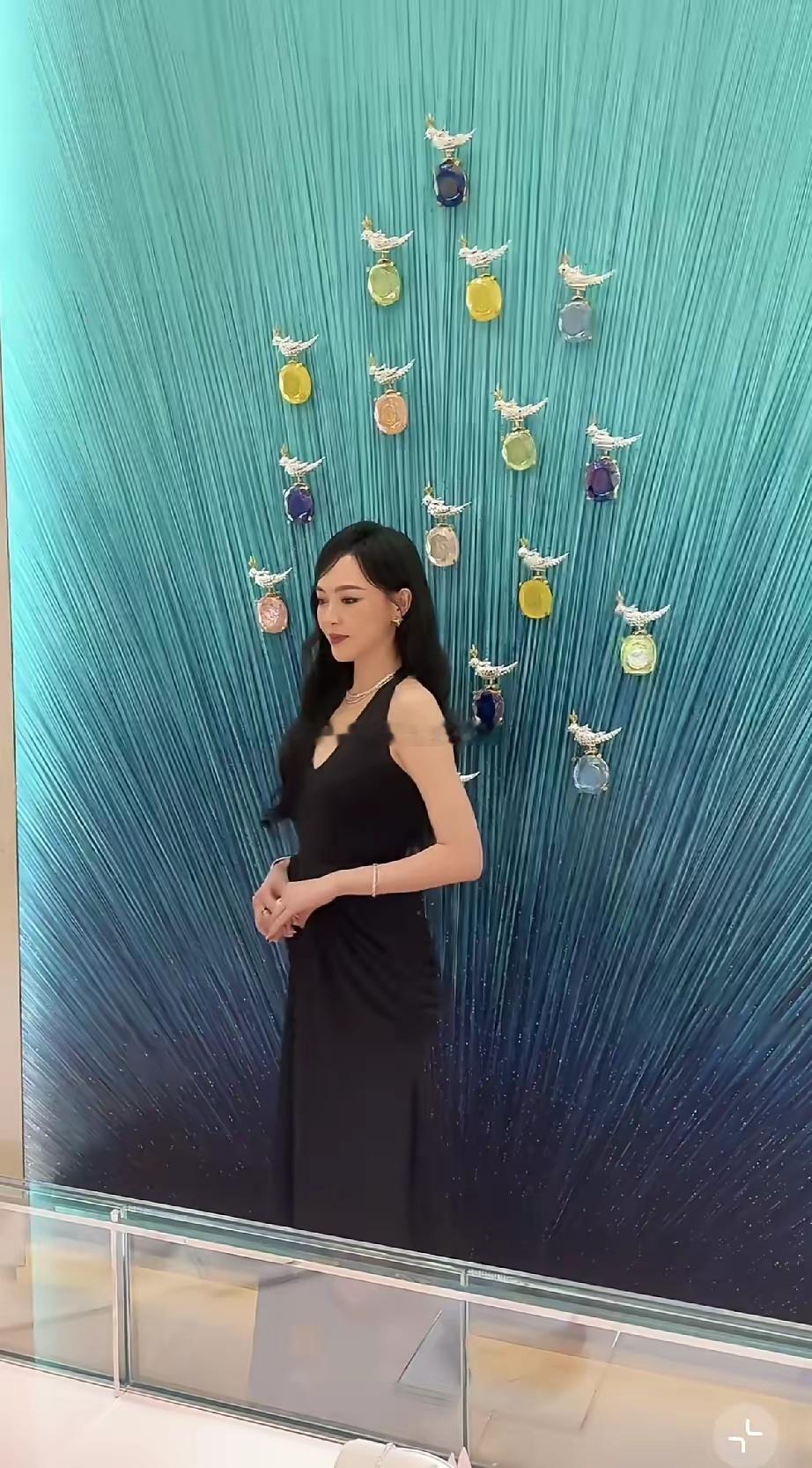 9月13日，唐嫣现身青岛海信广场参加Tiffany活动，从背影看腰胯比较宽，而正