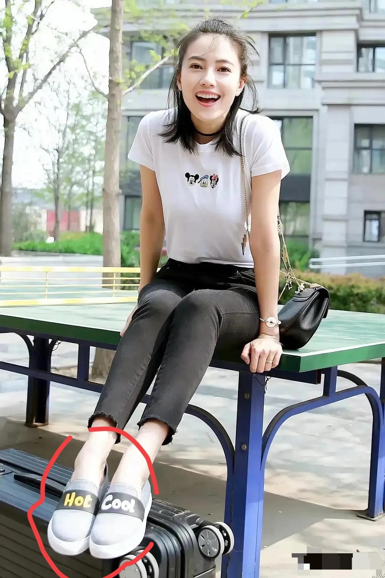 高圆圆这是什么品牌的鞋子，应该挺贵的