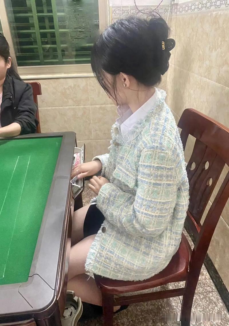 麻将馆的老板娘说。凡是每天借钱来打麻将的。自己一点钱都不带的。宁愿不让他凑