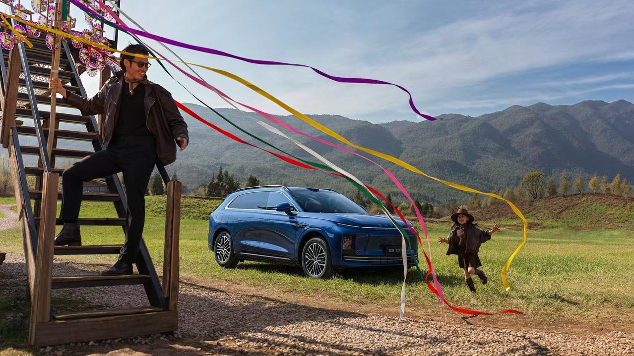 给大家讲个很治愈的小故事：有位父亲，以前总忙着工作，很少陪妻女出门。孩子总问他