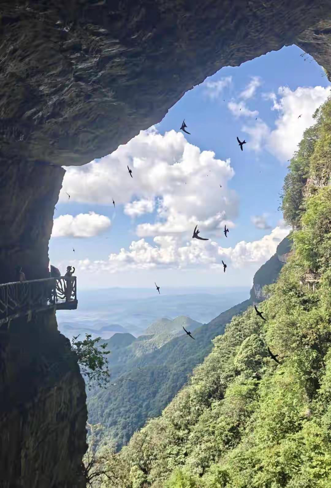 五一假期刚过，朋友圈里晒风景的人少了，骂景区的人多了。按理说3.25亿人次出