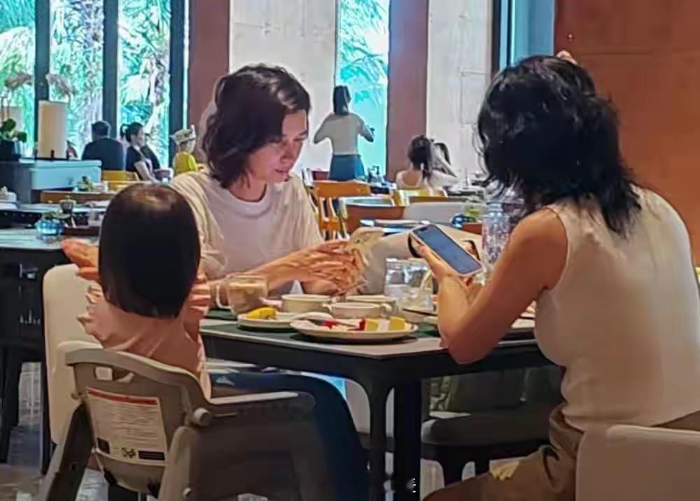 偶遇卢靖姗带女儿吃早餐偶遇卢靖姗带女儿吃饭偶遇卢靖姗带女儿吃早餐，女儿背影出镜